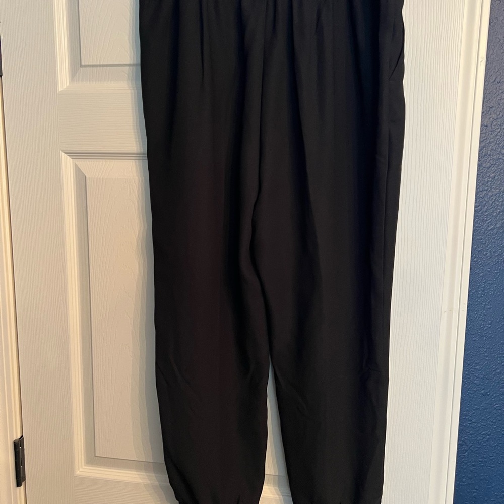 Gap crepe joggers with pockets and elastic waist.
